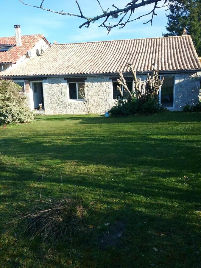 Villa Charmante A Bosset Avec Piscine Partagee Bagian luar foto