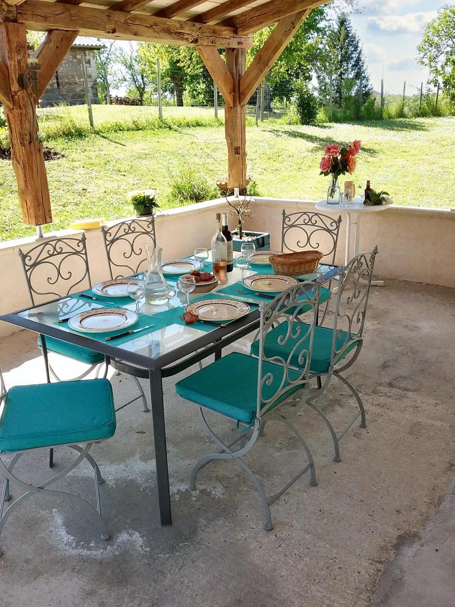 Villa Charmante A Bosset Avec Piscine Partagee Bagian luar foto